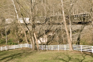 Файл:Norfolk Southern freight train at Colchester Overpass aka Bunnyman Bridge.jpg