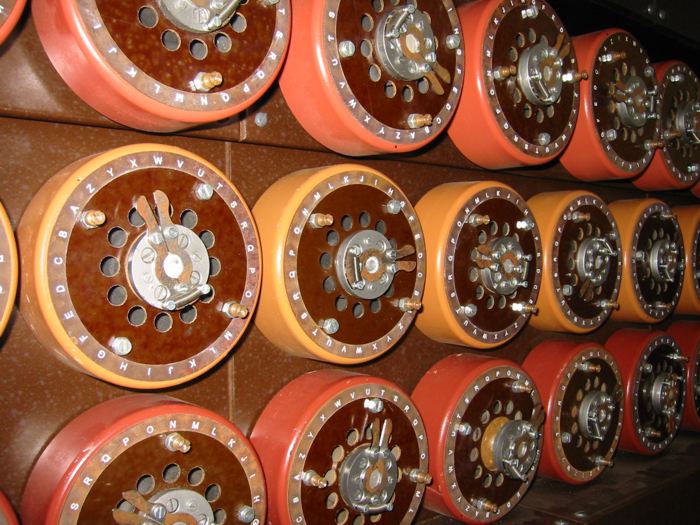 Файл:Bombe-wh.700px.jpg
