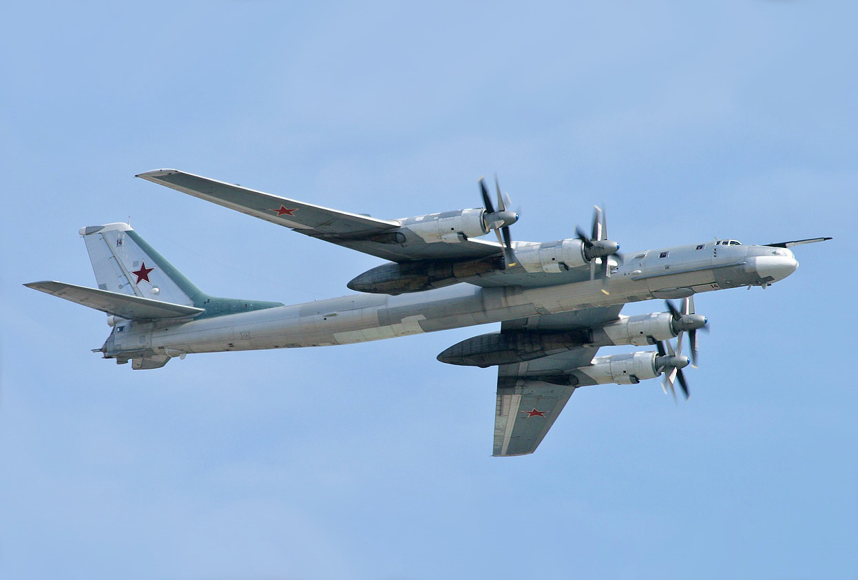 Tupolev_Tu-95_over_Moscow_Kustov_%28crop