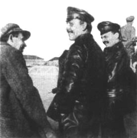 Файл:Л. Д. Троцкий (справа) и Д. Бедный (в центре) под Казанью 1918.png