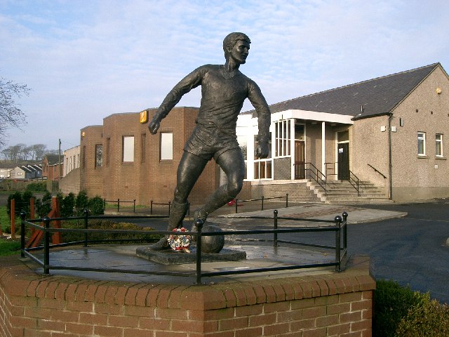 Файл:Jim Baxter statue Hill Of Beath.jpg