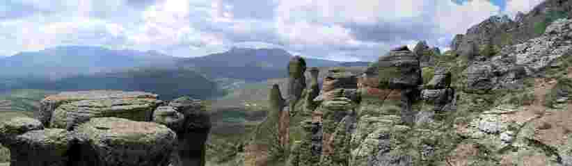 Вид с Демерджи на Бабуган и Чатыр-Даг (Долина Привидений)