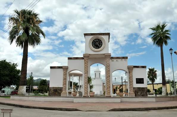 Файл:Entrada de arcos Aconchi.jpg