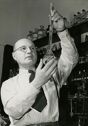 Исаак Мориц Кольтгоф в лаборатории (1950)