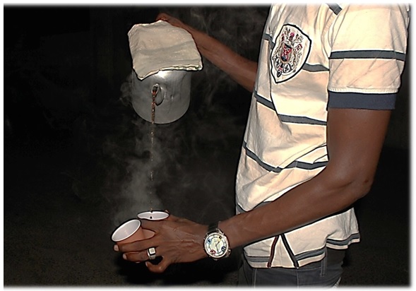 Файл:Café Touba. Pouring.jpg