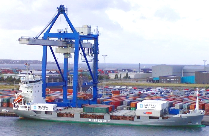 Файл:Container ship loading-700px.jpg
