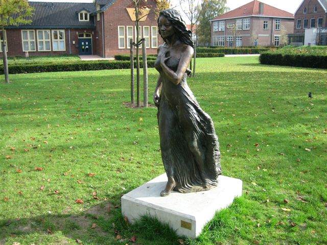 Файл:Millecam Statue.jpg