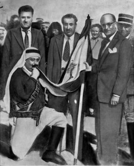 Эмир Маджид Арслан[en] целует первый флаг Ливана в 1943 году