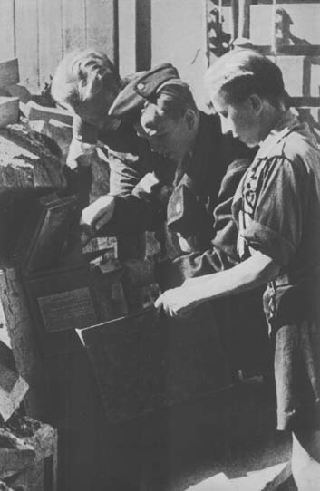 Файл:Warsaw Uprising - Mailbox at PKO.jpg