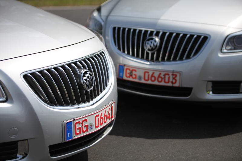 Файл:2011 Buick Regals (1).jpg