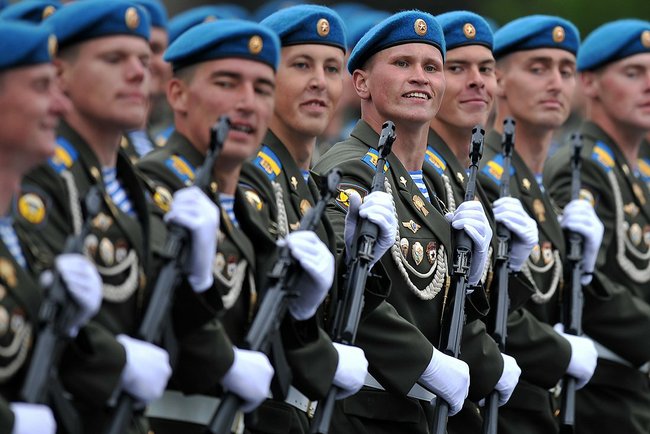 Файл:Airborne troops on VD parade 2012.jpg