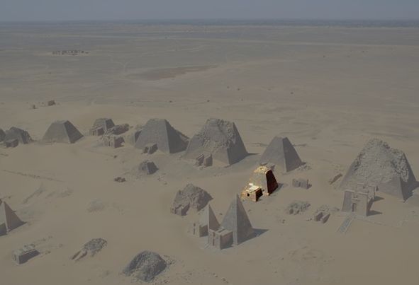 Файл:Sudan Meroe Pyramids 2001 N18.jpg