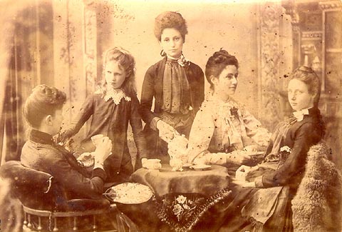 Файл:May Vale sister group.jpg