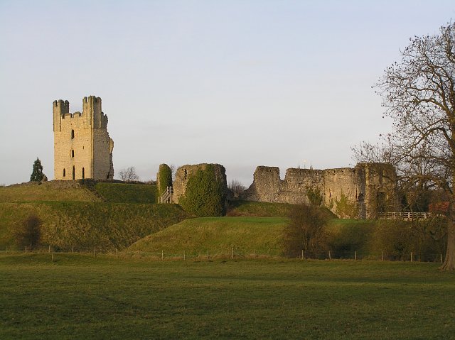 Файл:Helmsley Castle3.jpg