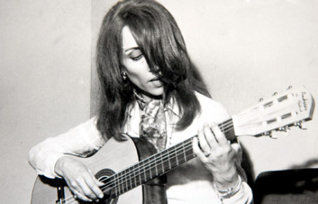Файл:Fairuz playing the guitar.jpg