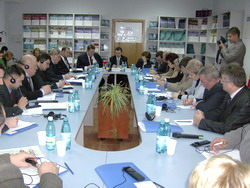 Файл:Masa rotunda dl simmons ii.jpg
