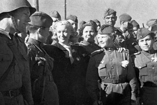 Файл:RIAN archive 63047 Actress Lyubov Orlova sees off Soviet troops departing to the front.jpg