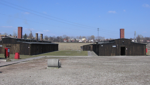 Файл:Majdanek - enterace.jpg