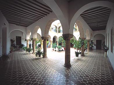 Файл:Patio claustral del Hospital.jpg