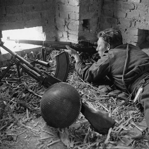 Файл:Canadian Perth Regiment sniper in Orsogna January 1944.jpg