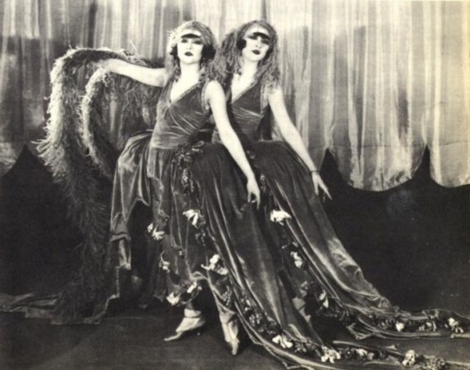 Файл:Dolly Sisters onstage.jpg