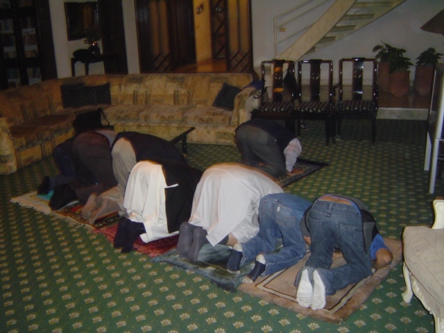 Файл:Home prayer during Ramzan.jpg