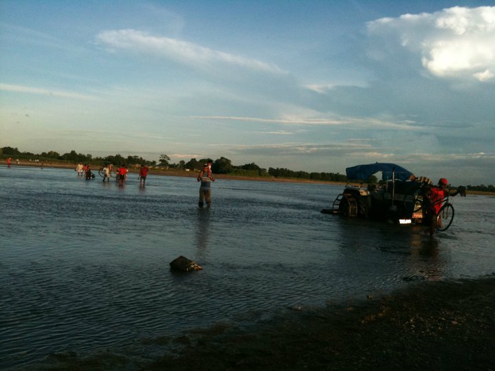 Файл:Crossing Mechi River.jpg