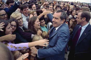 Файл:Nixon campaigns.jpg