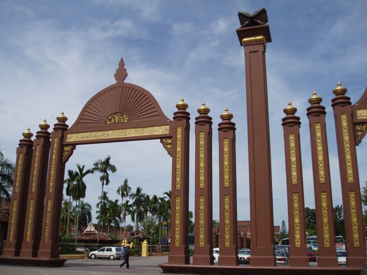 Файл:Sultan Ismail Petra Arch, Kota Bharu.jpg