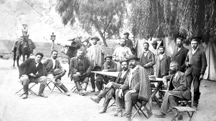 Файл:Richard Maury with workers.jpg