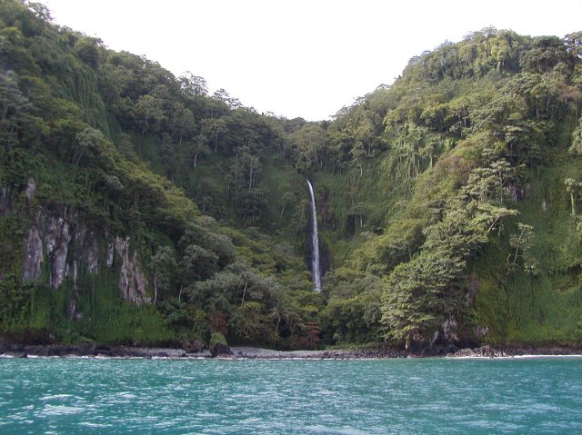 Файл:A gorgeous waterfall on isla del coco.jpg