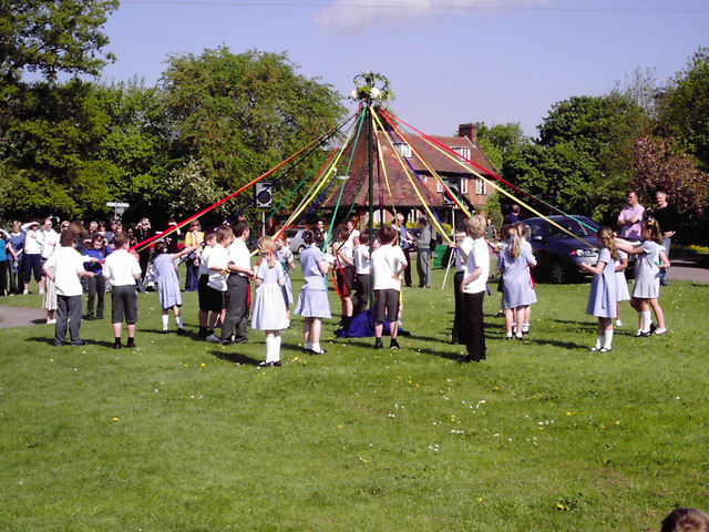 Файл:Maypole Dancing on Village Green - geograph.org.uk - 1628839.jpg