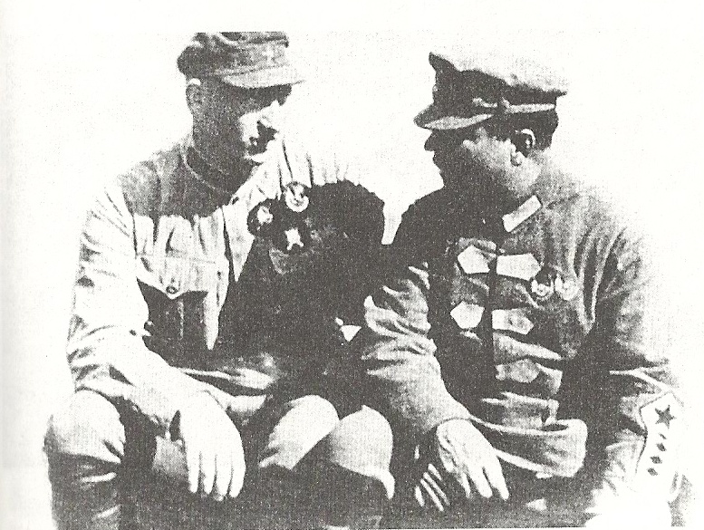 Два друга: М. Г. Ефремов (слева) и К. Е. Ворошилов. 1924 год.