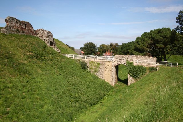 Файл:Castle Rising Gatehouse bridge.jpg