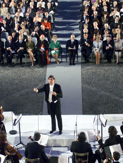 Даниэле Гатти дирижирует Итальянским молодёжным оркестром в 2001 году