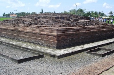Файл:Batujaya temple.jpg