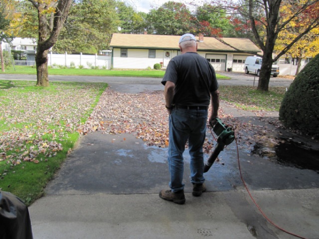 Файл:A man using an electric leaf blower.jpg