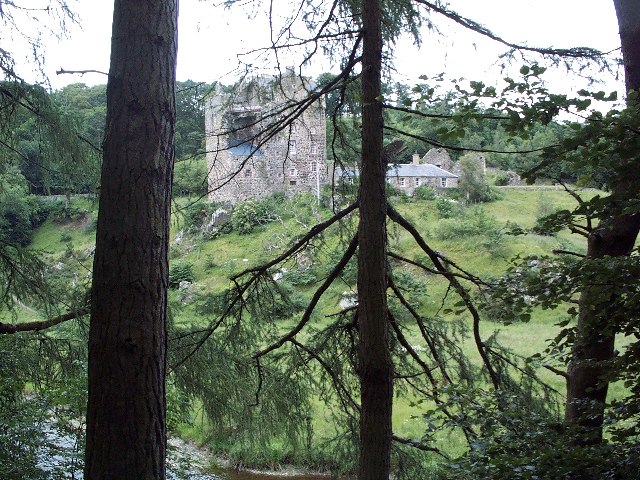 Файл:Neidpath Castle - geograph.org.uk - 13317.jpg