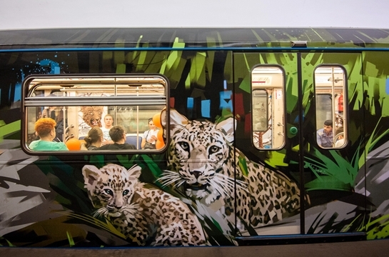 Файл:Striped express 2 - wall with leopards.jpg