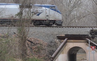 Файл:Amtrak train at Colchester Overpass aka Bunnyman Bridge.jpg