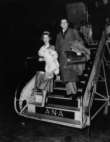 Файл:Vivien Leigh and Laurence Olivier disembarking plane, Brisbane 1948.jpg