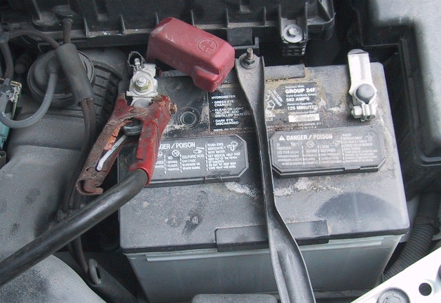 Файл:CrocodileClamponBattery.jpg