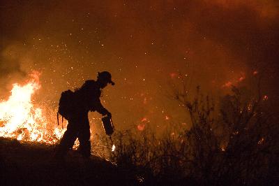 Файл:Crew member setting fire back burn.jpg