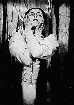 Хана Ровина в роли одержимой диббуком (1920)