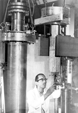 Файл:Fil- Mostafa Chamran (1932–1981) in Lab.jpg