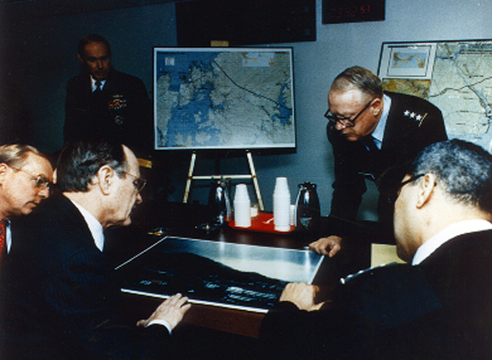 Файл:President George H. W. Bush being briefed by the Defense Intelligence Agency (DIA) 1989.jpg