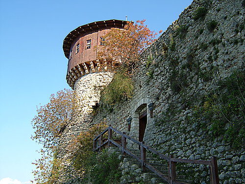 Файл:Petrela Castle, Tirana.jpg
