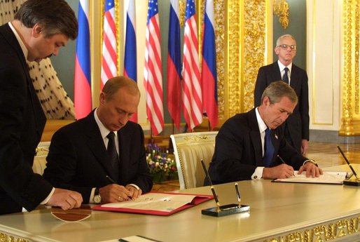 Файл:Bush and Putin signing SORT.jpg