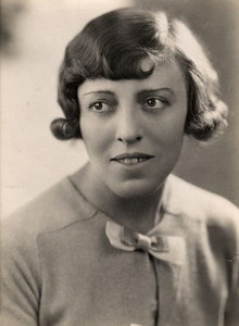 Файл:Dodie Smith.jpg