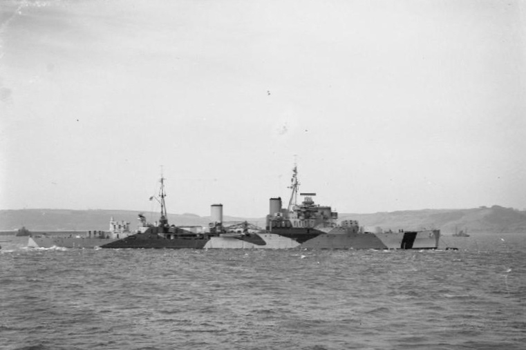 Файл:HMS Mauritius moored.jpg